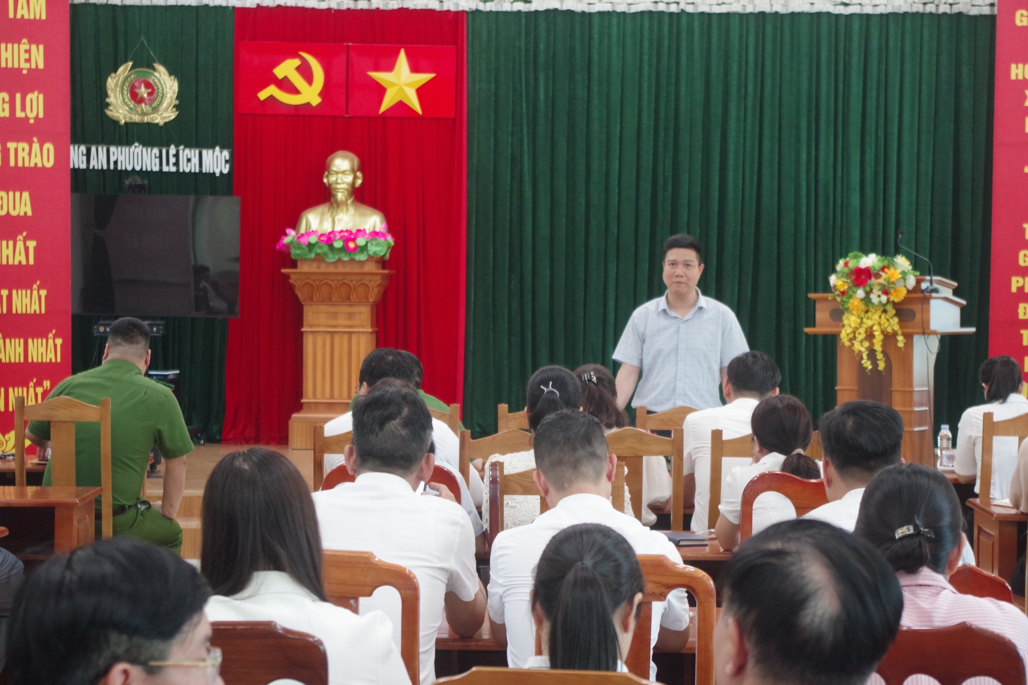 Phường Lê Ích Mộc: Quyết tâm hoàn thành tích hợp giấy tờ và kích hoạt Sổ sức khỏe điện tử trên VNeID